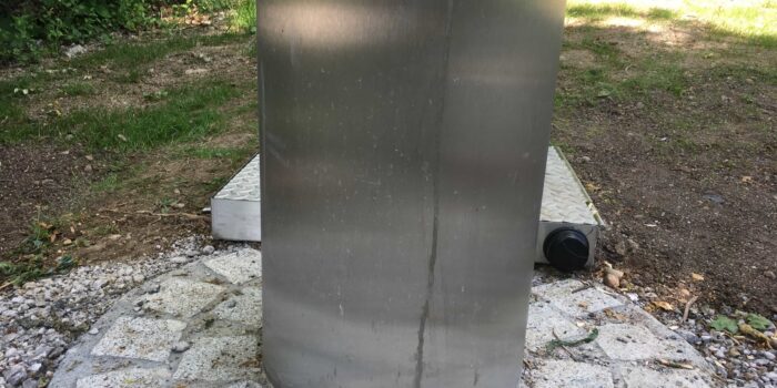 Eine externe Sensorantenne führt das Signal in die Reichweite des Sendermastens.