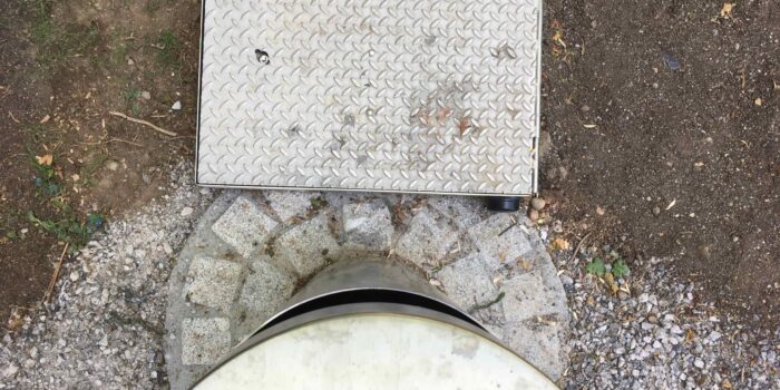 Eine externe Sensorantenne führt das Signal in die Reichweite des Sendermastens.